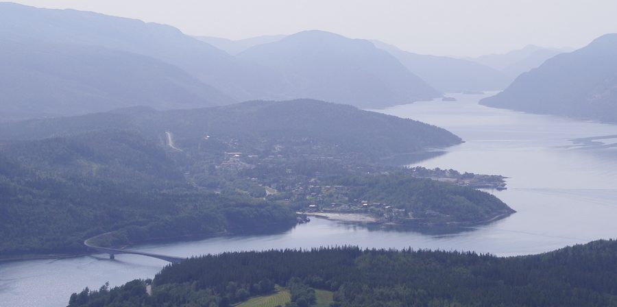 Vista del villaggio di Terråk nella municipalità di Bindal, Norvegia, fotografato da Mulingen