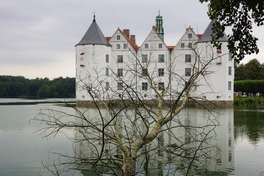 Facciata sud del castello sull'acqua di Glücksburg nello Schleswig-Holstein