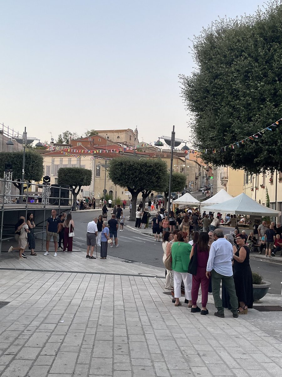 Piazza di San Giuliano del Sannio nel giorno di San Nicola
