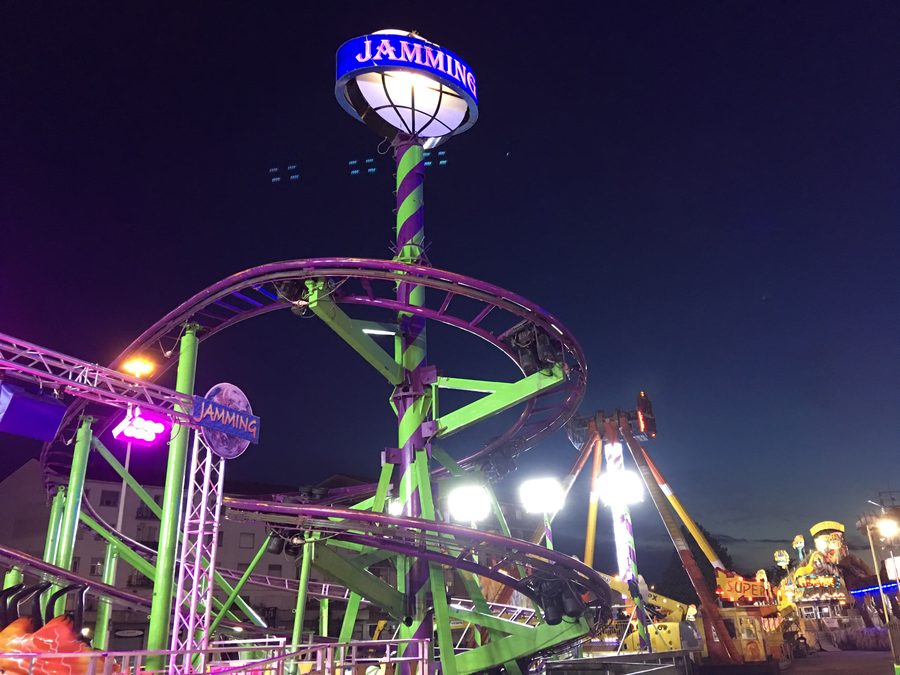 Persone che fanno musica al Lunapark Idroscala vicino al Lago Idroscalo