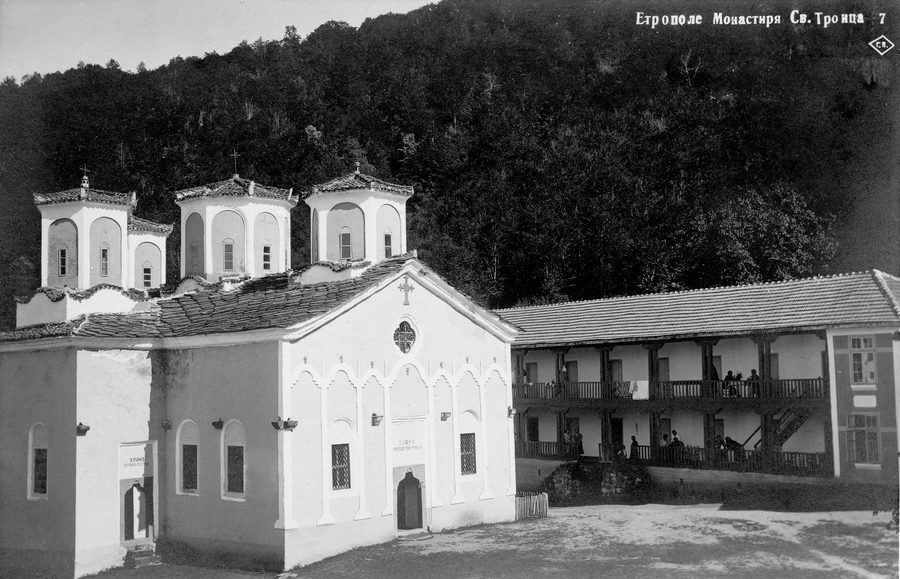 Vista storica del monastero di Etropole in Bulgaria su una cartolina del 1935
