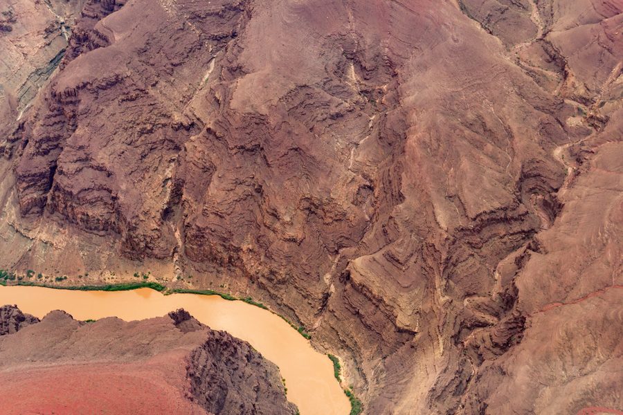 Vista aerea del Grand Canyon in Arizona con il fiume Colorado che serpeggia attraverso il canyon.