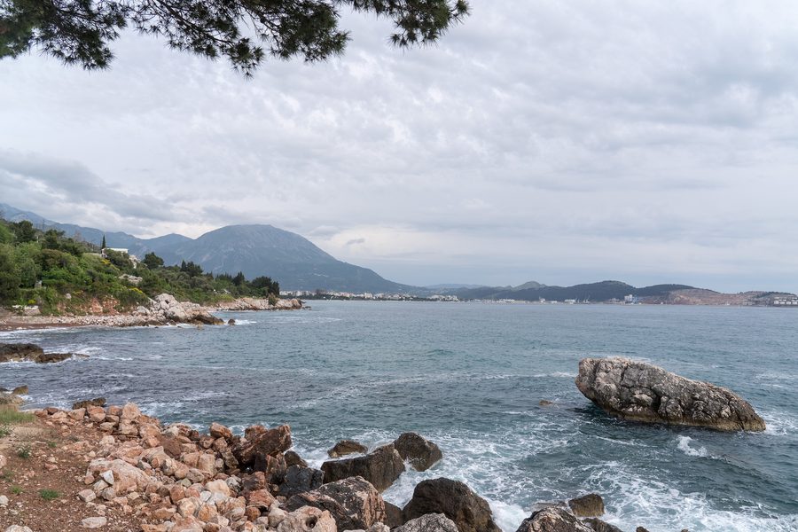 Vista sulla costa adriatica nel comune di Bar in Montenegro