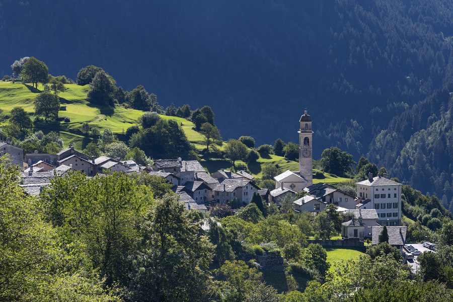 Veduta storica di Soglio in Bregaglia con case addossate tra loro