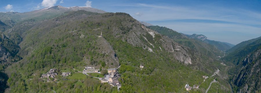 Vista aerea del villaggio di Paschero e della valle a Stroppo, Valle Maira, Cuneo, Piemonte, Italia