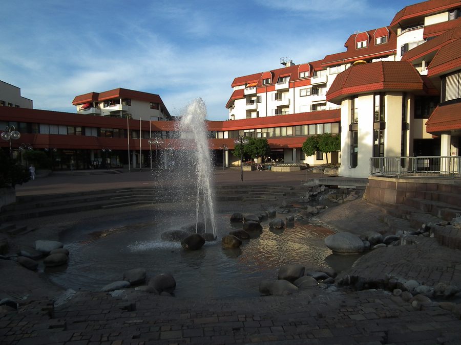 Piazza Burgunderplatz nel centro di Limburgerhof