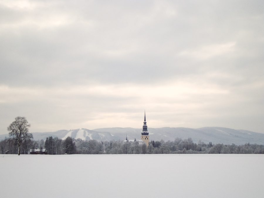 Nybroberget con piste da sci e la chiesa di Stora Tuna, Borlänge