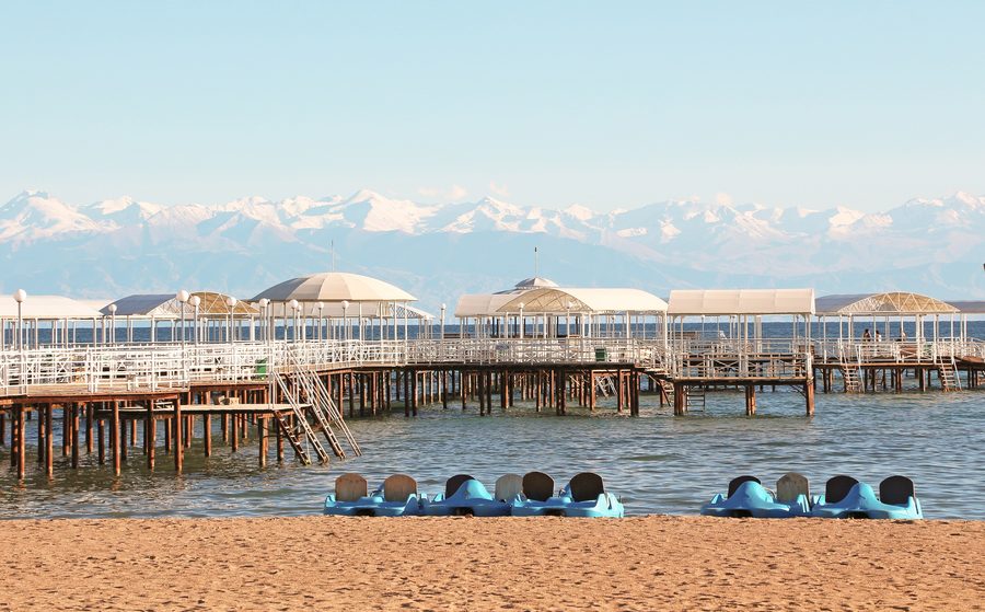 Una spiaggia sull’Issyk-Kul vicino a Cholpon-Ata.