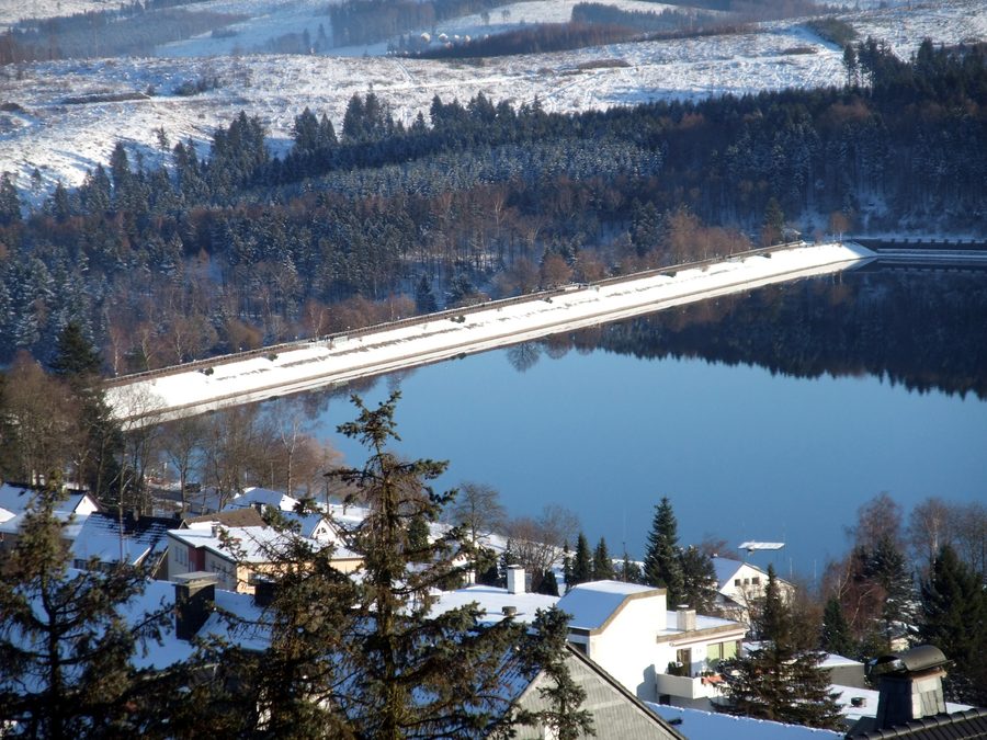 Diga del Sorpedamm sul Sorpesee nell'Hochsauerlandkreis presso Sundern