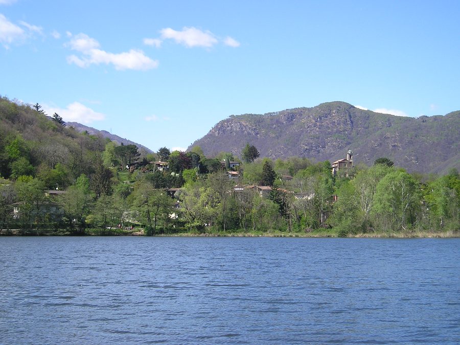 Lago di Origlio in un paesaggio verde
