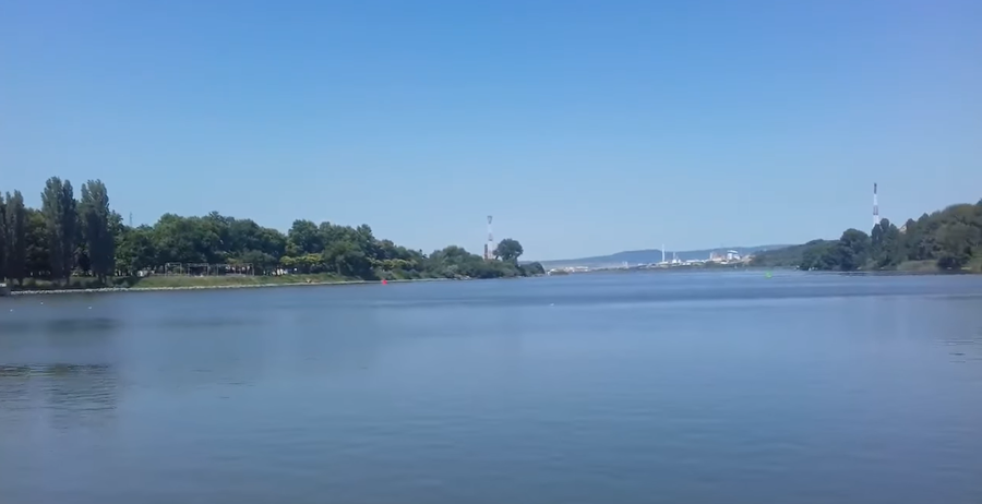 Vista dal traghetto sul lago di Beloslav verso ovest