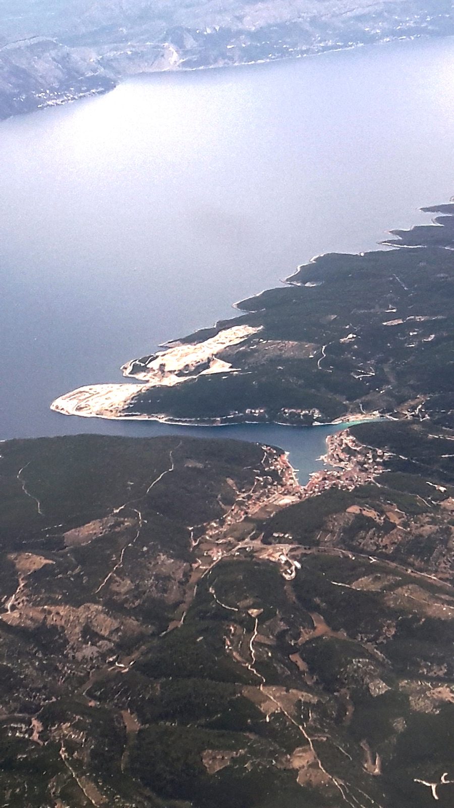 Veduta aerea di Pučišća sulla baia profonda dell’isola di Brač