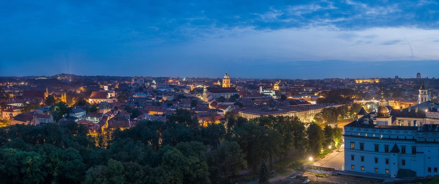 Skyline del centro storico di Vilnius al tramonto vista dalla Torre di Gediminas.
