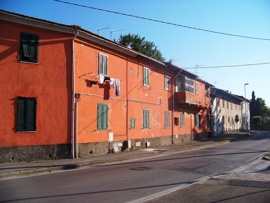Case lungo una strada comunale a Santa Lucia presso Pontedera (Pisa)