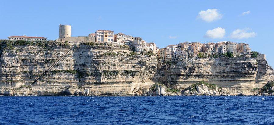 Le falesie di Bonifacio con la scalinata del Re d'Aragona