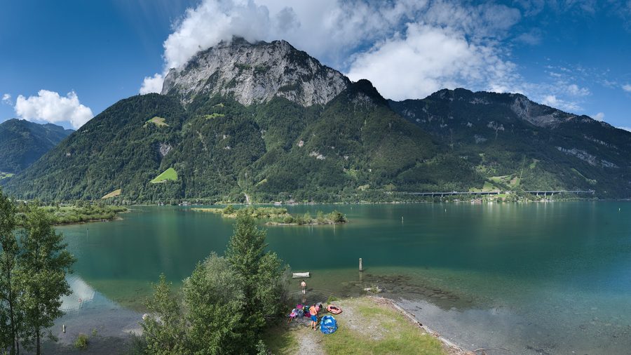 Isole artificiali nel Lago dei Quattro Cantoni presso Flüelen