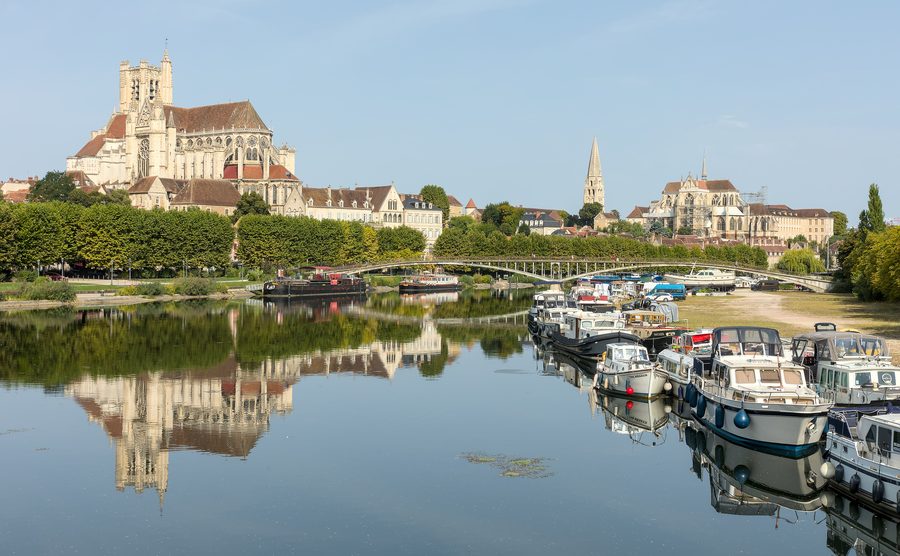Vista sulla Yonne, la cattedrale di Saint-Étienne e l'abbazia di Saint-Germain ad Auxerre
