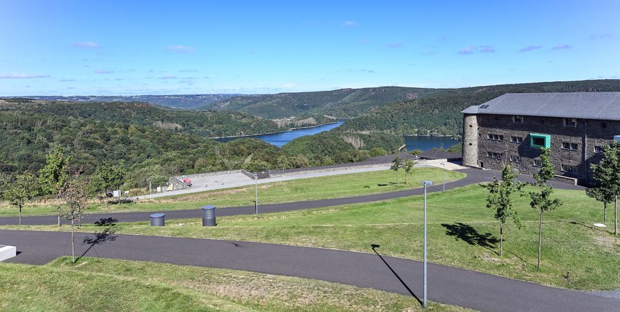 Edificio dell’ex Ordensburg Vogelsang nel Parco Nazionale dell’Eifel con il bacino dell’Urft sullo sfondo