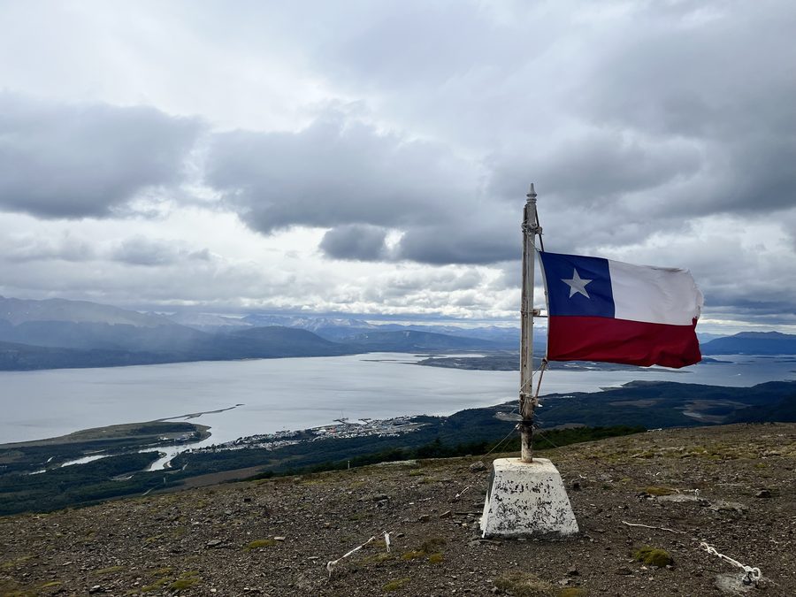 Puerto Williams con città, porto e aeroporto sull'isola Navarino, Cile