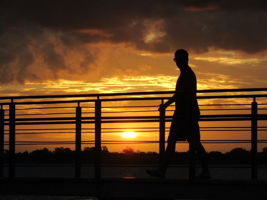 Persona sulla riva del Guaíba a Porto Alegre al tramonto