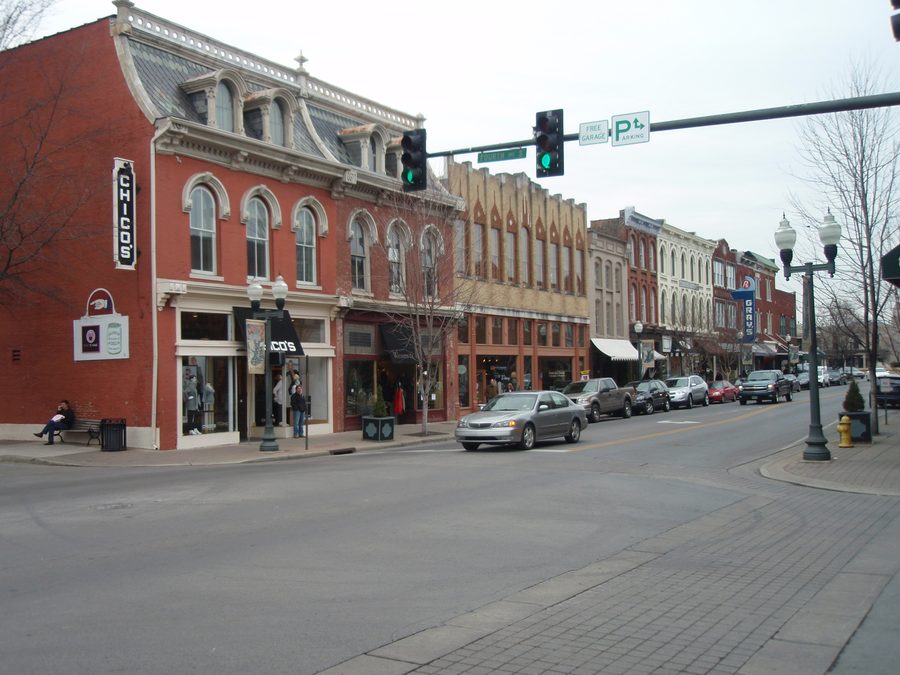 Main Street storica lungo 4th Avenue a Franklin, Tennessee