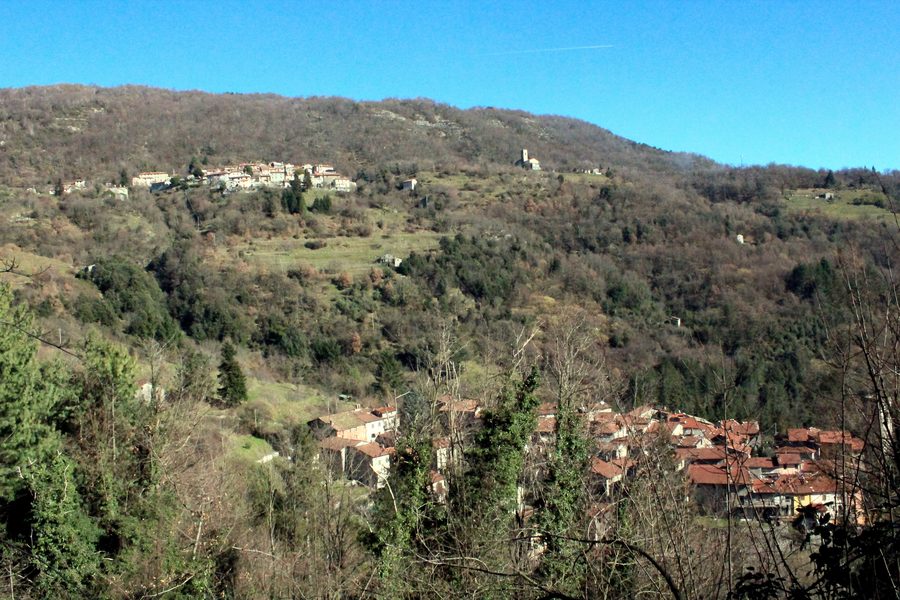 Panorama di Vallico di Sopra e Vallico di Sotto con la Chiesa di San Michele vicino a Fabbriche di Vallico