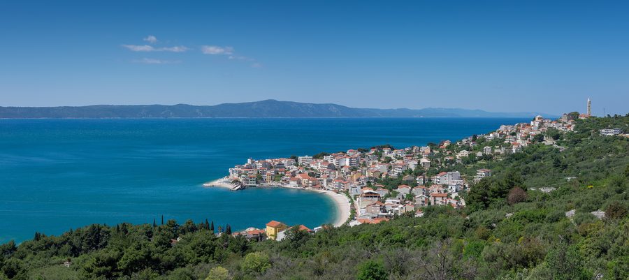 Vista panoramica di Igrane, Croazia, con il villaggio costiero, il lungomare e le montagne circostanti