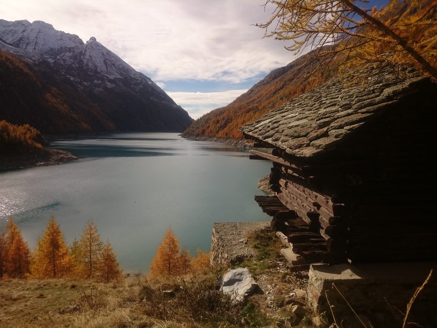 Paesaggio di lago di montagna in Valle d'Aosta, Italia