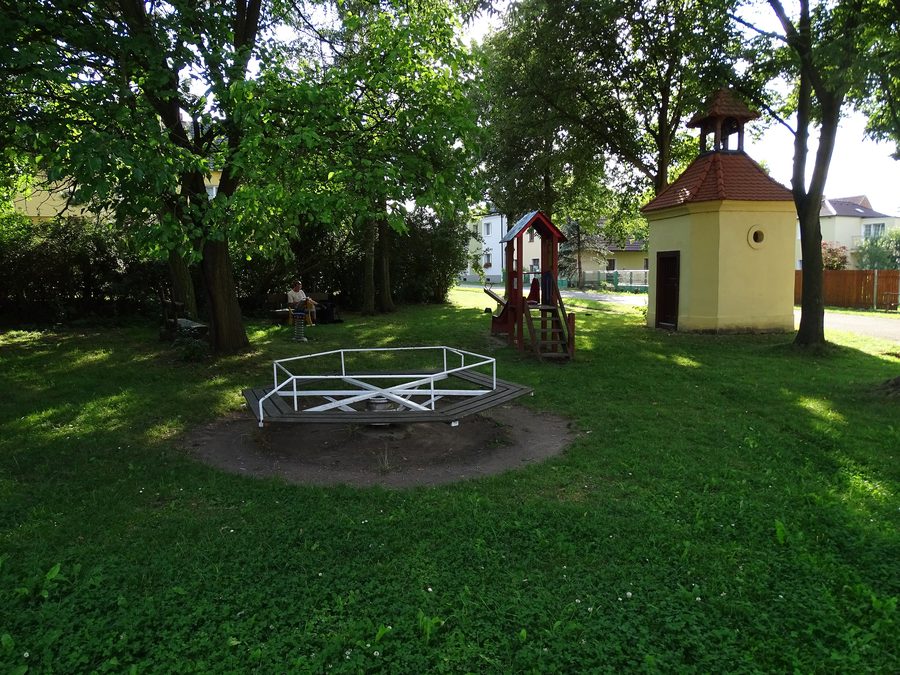 Parco giochi e cappella a Sedlecko, una frazione di Bušovice