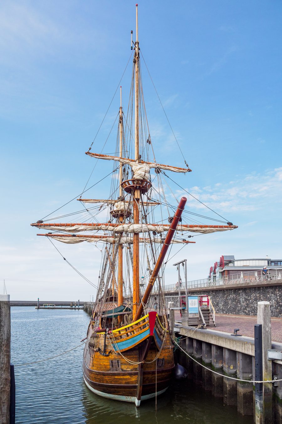 Replica di una nave da spedizione nel porto di Harlingen