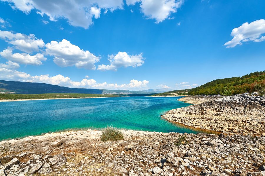 Vista del lago Peruća del fiume Cetina in Croazia, visto da Titlića Draga.