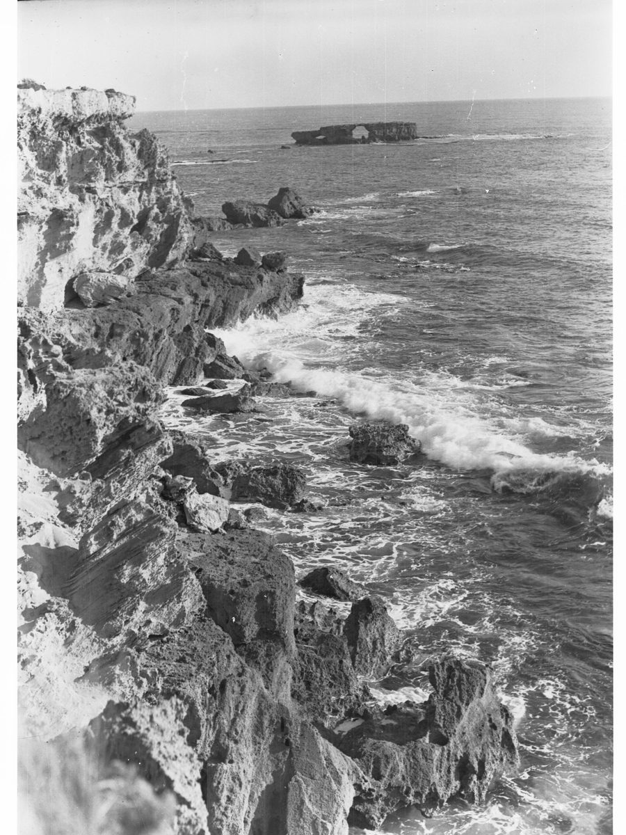Le onde si infrangono sulla costa di Robe nel South Australia.