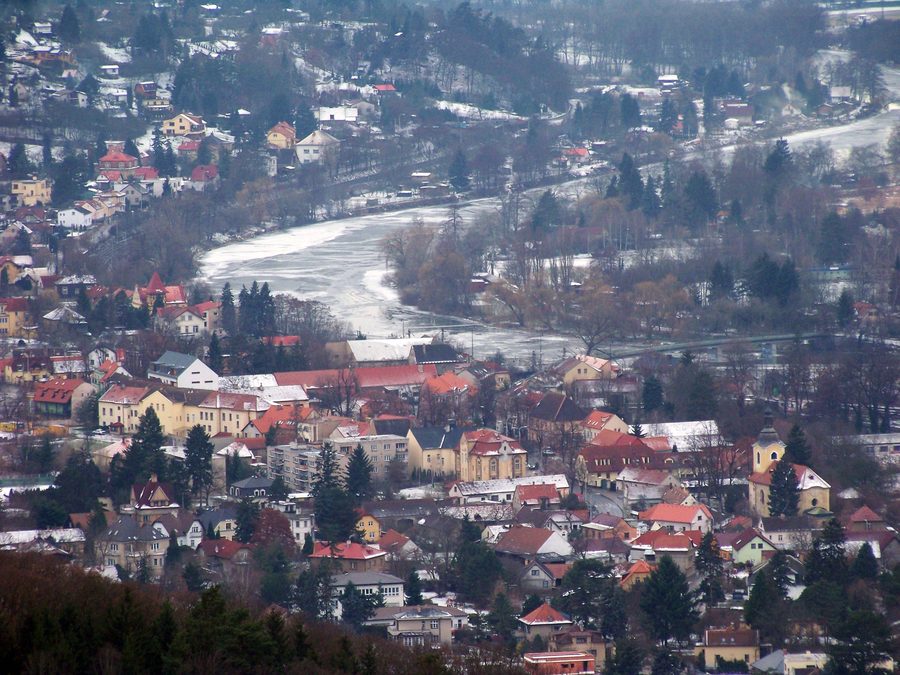Vista di Řevnice e della Berounka dai rilievi di Brdy