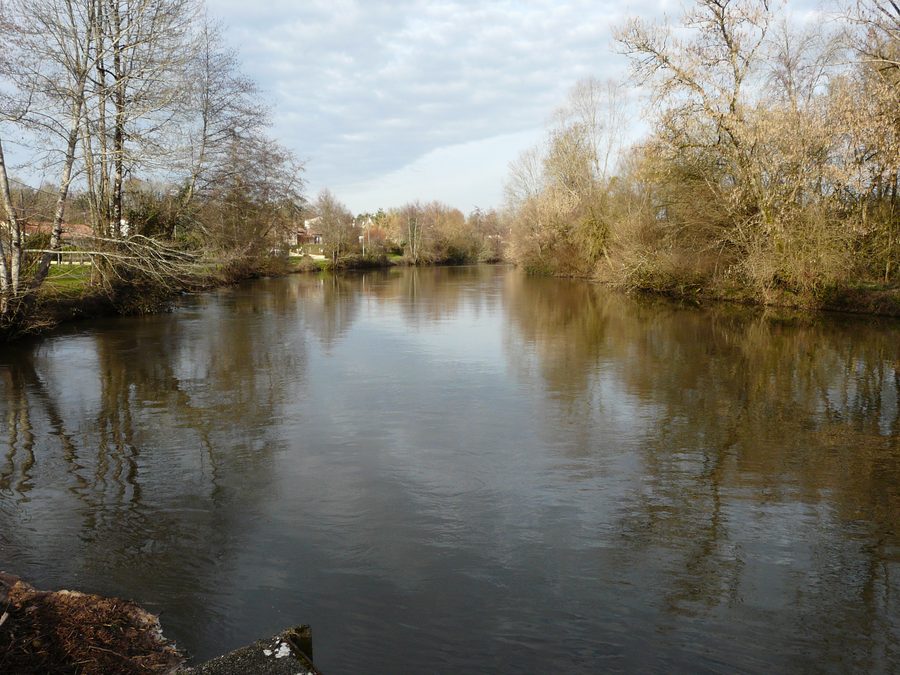 L'Isle vicino al luogo detto le Point noir tra Annesse-et-Beaulieu e Razac-sur-l'Isle, in Dordogna