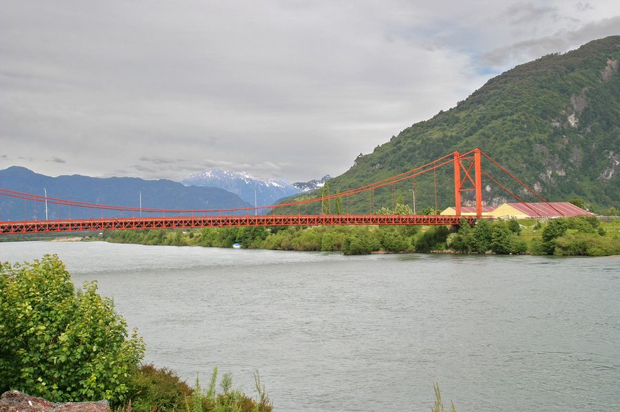 Ponte sospeso Presidente Ibáñez sul fiume Aysén vicino a Puerto Aysén