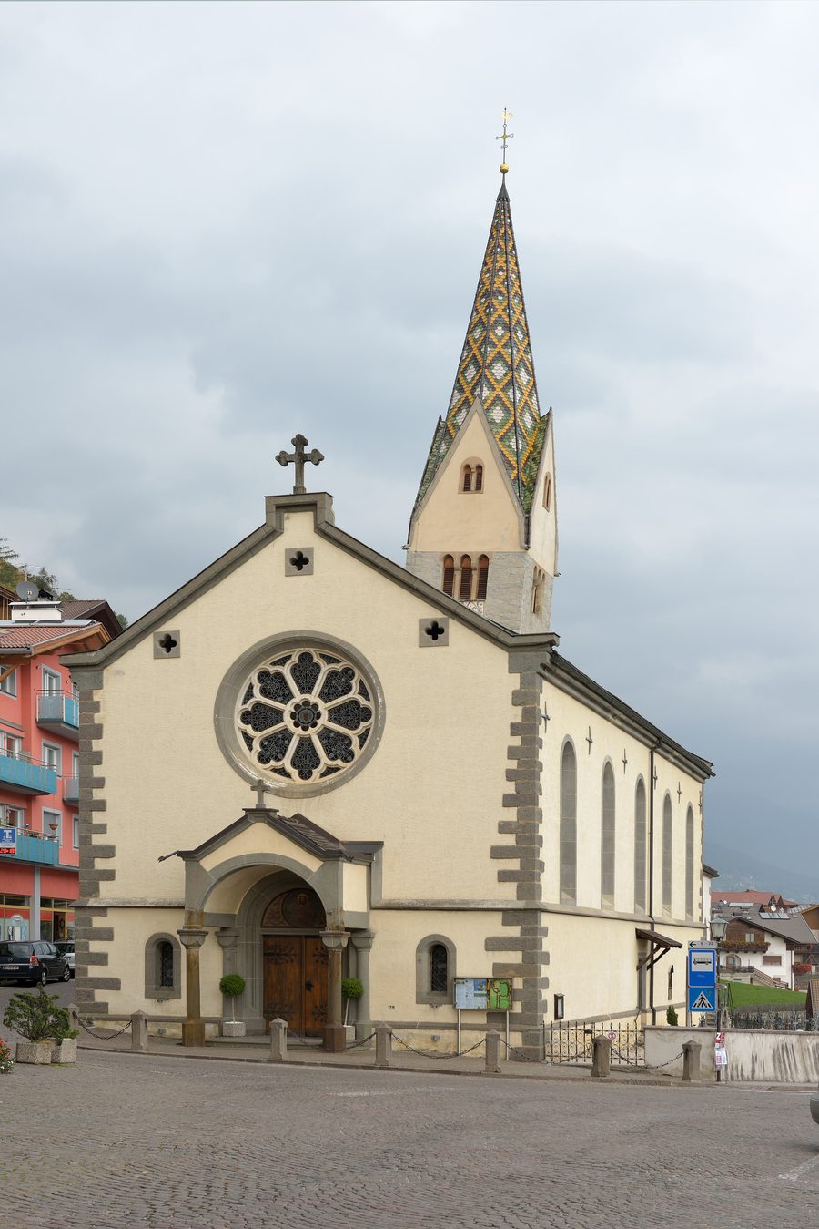 Il campanile inclinato della chiesa di San Giacomo a Barbiano