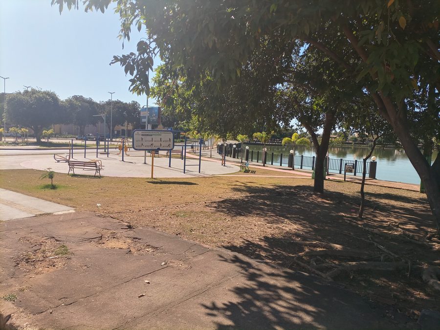 Vista della Lagoa Grande di Porangatu, con il paesaggio acquatico e l'ambiente urbano
