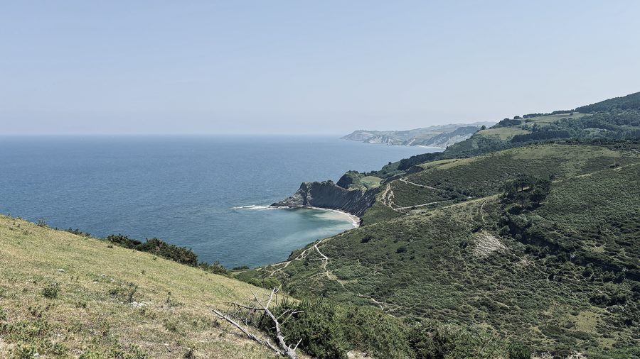 Vista sulla costa di Deba con mare e scogliere rocciose