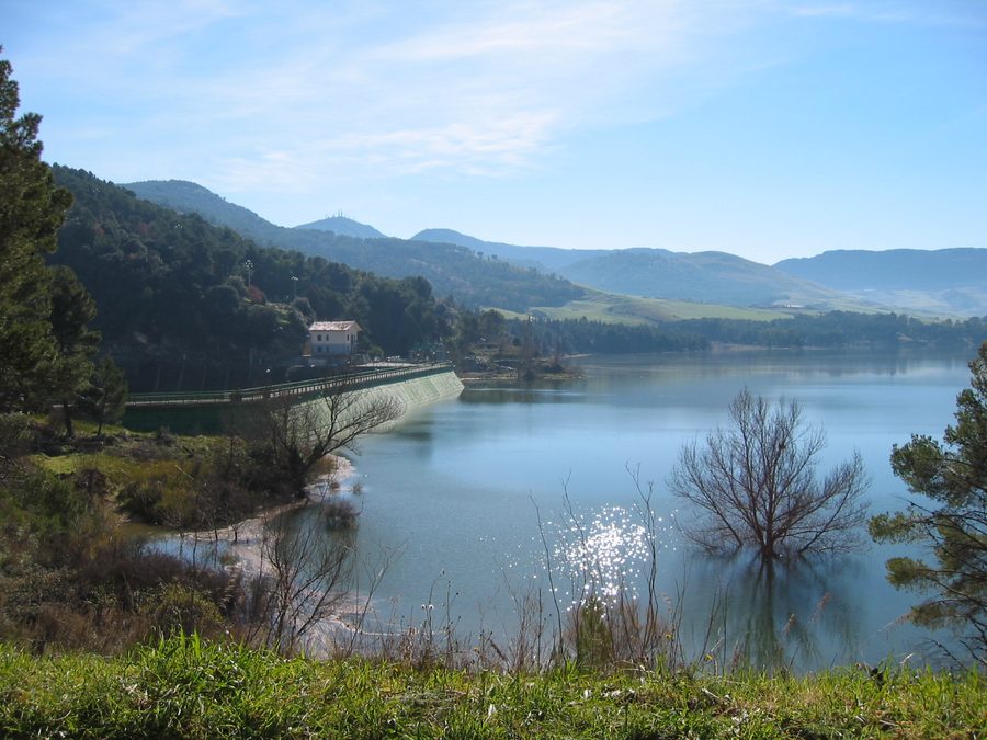 Lago Fanaco, un bacino artificiale nel territorio comunale di Castronovo di Sicilia