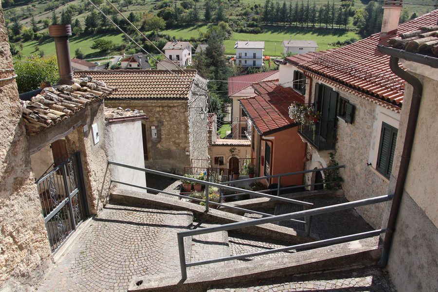Villalago, un borgo collinare nella regione italiana dell'Abruzzo