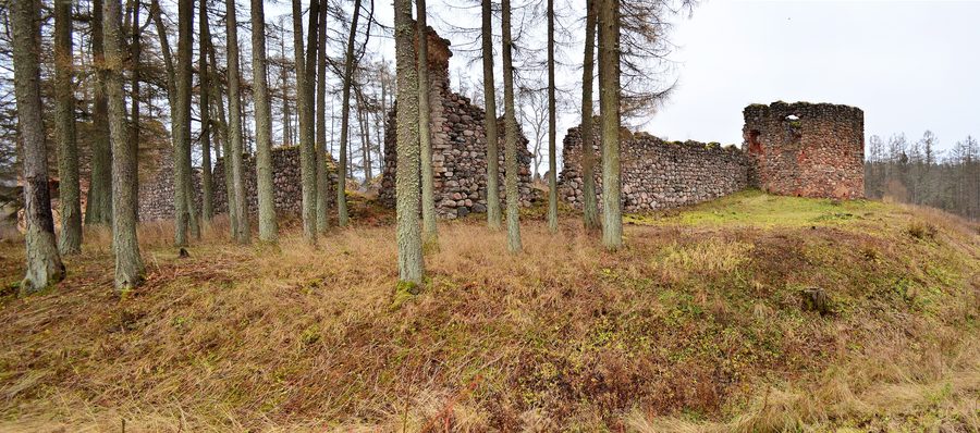 Rovine del castello di Ērģeme con i restanti muri medievali