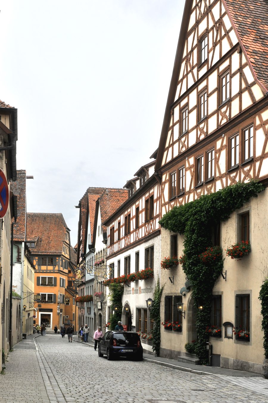 Via storica del centro antico con case a graticcio a Rothenburg ob der Tauber