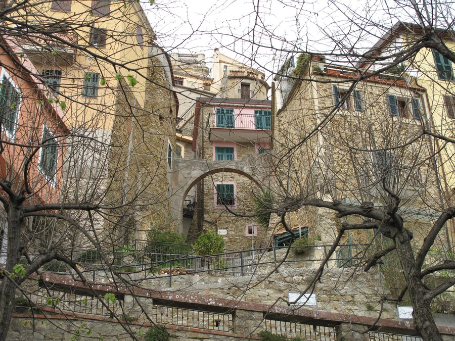 Vicolo voltato nel centro storico di Perinaldo in Liguria
