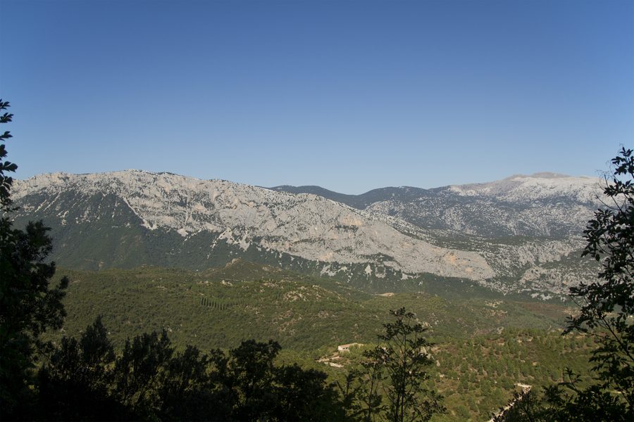 Vista panoramica del paesaggio del Supramonte vicino a Urzulei, con formazioni calcaree e vegetazione mediterranea
