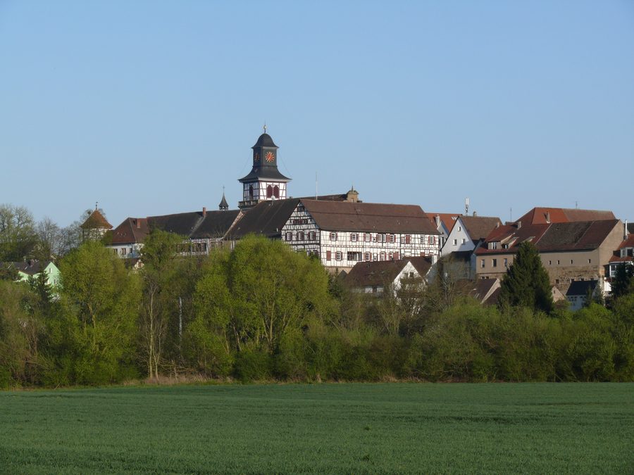 Vista sulla città vecchia di Neuenstadt am Kocher oltre il fiume Kocher con l’Oberer Torturm e il castello