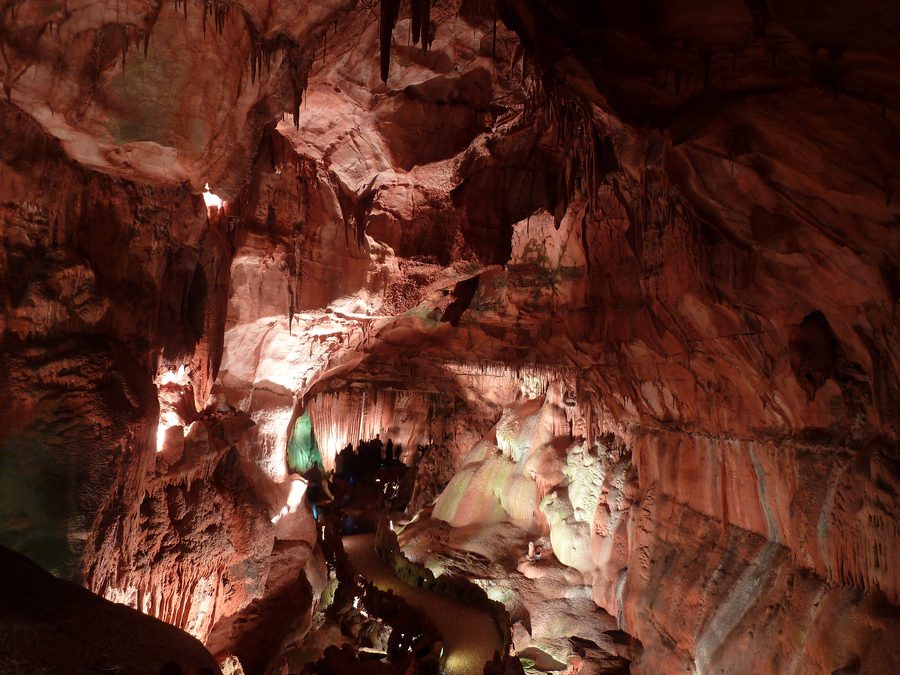 Interno delle Grutas de Mira de Aire, il più grande sistema di grotte del Portogallo