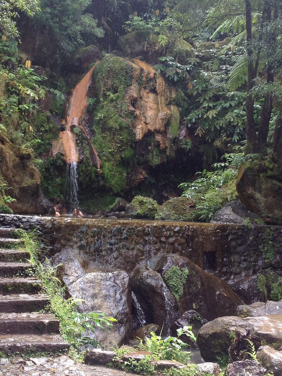 Piscina all'aperto presso il monumento naturale di Caldeira Velha su São Miguel, Azzorre
