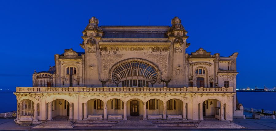 Casinò di Constanța sul lungomare del Mar Nero a Constanța, Romania, all'ora blu