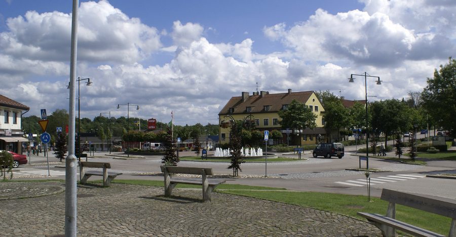 Rotatoria nel centro di Örkelljunga, contea di Skåne, Svezia