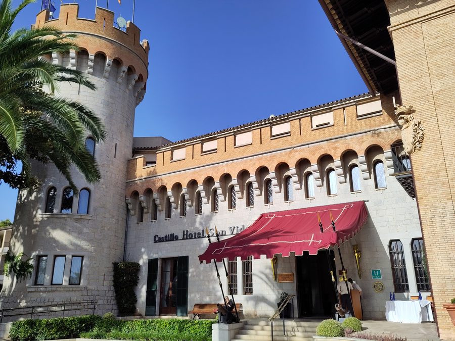 Facciata principale del Castello di Son Vida